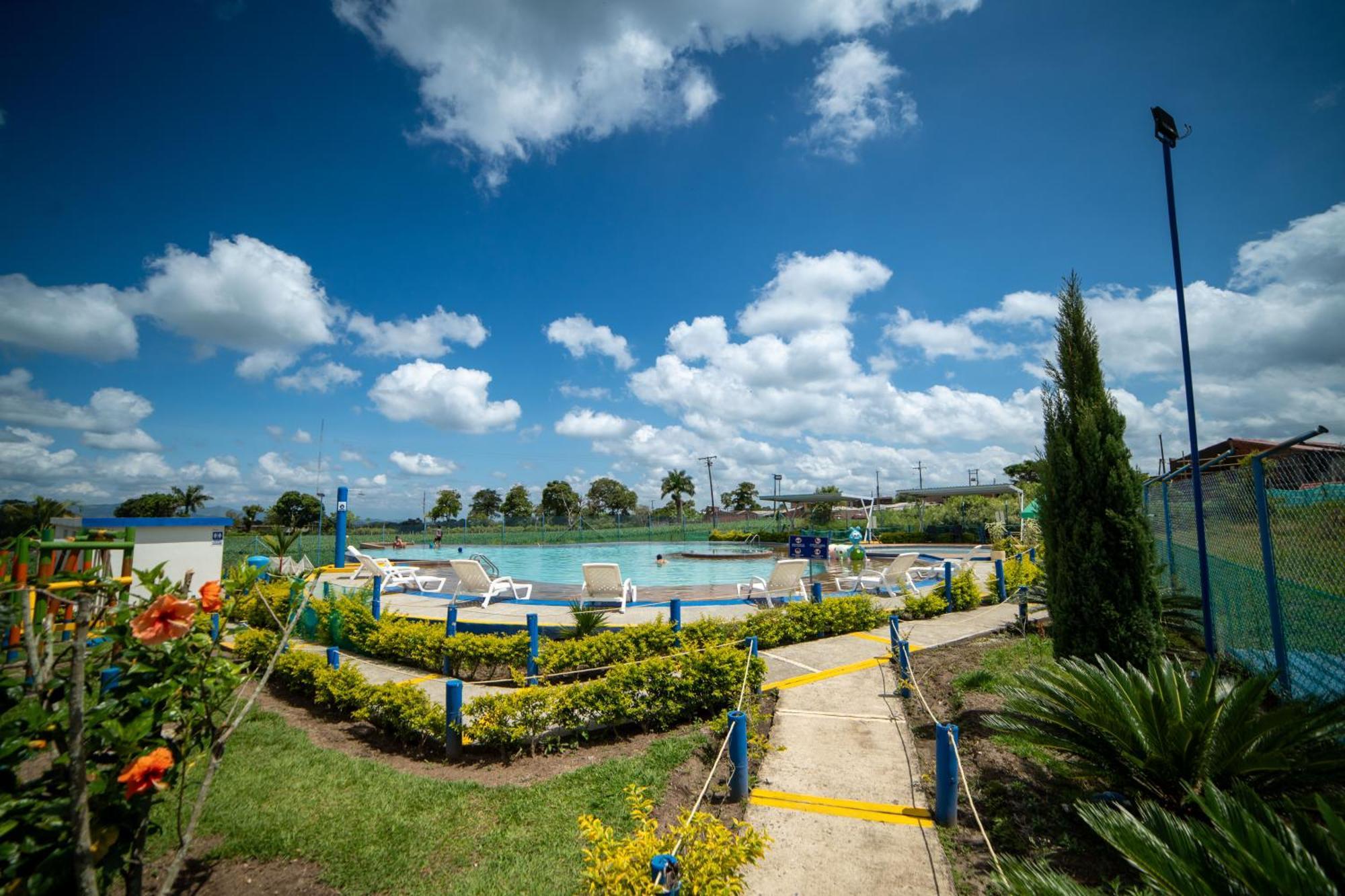 Con Parqueadero, Piscinas Y Wifi A 5 Min Del Parque Del Cafe * Montenegro
